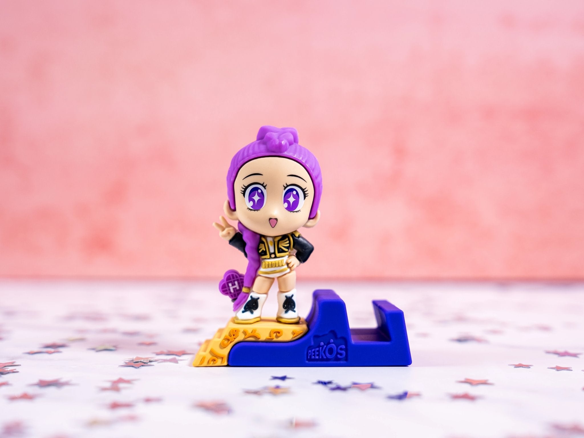 Golden Rumi Phone Stand Collectible – K-Pop Demon Hunters, Peekos - EXG Pro