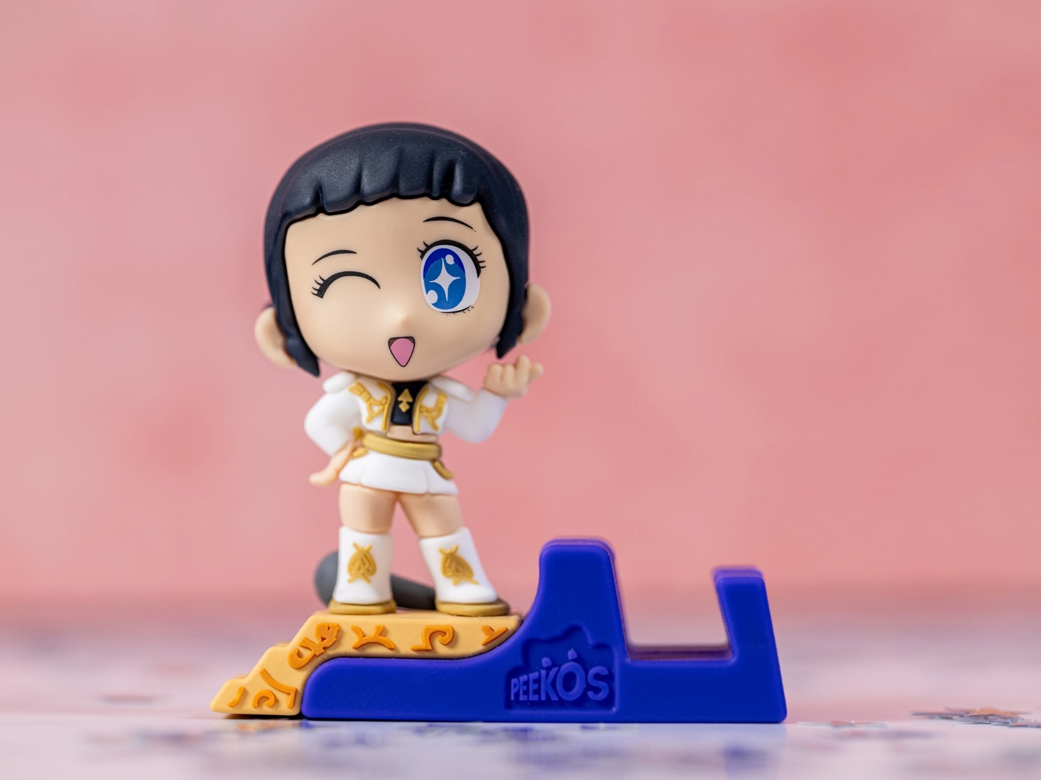 Golden Zoey Phone Stand Collectible – K-Pop Demon Hunters, Peekos - EXG Pro