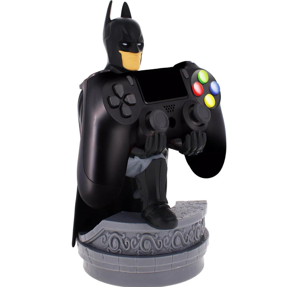 Cable Guy Batman DC sujetando mando de consola